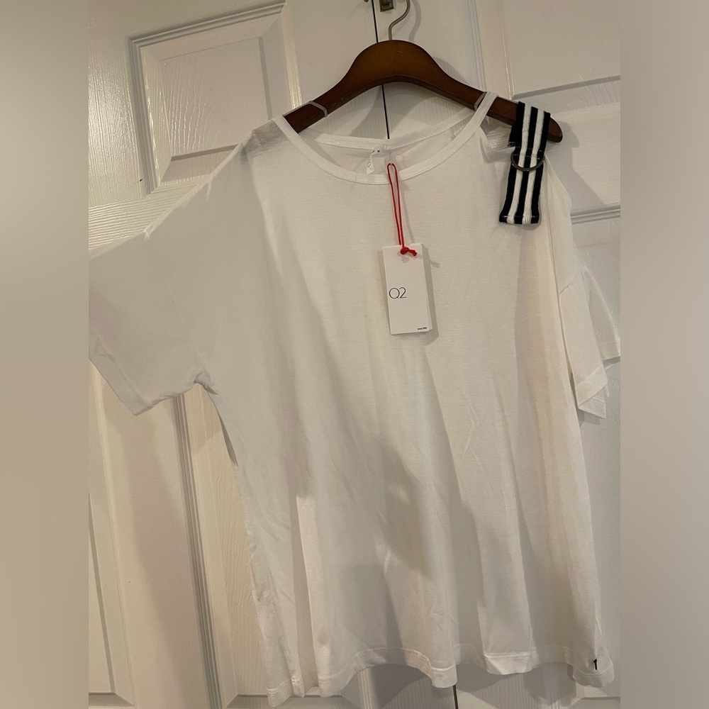 NWT Q2 white Cut out detail tshirt